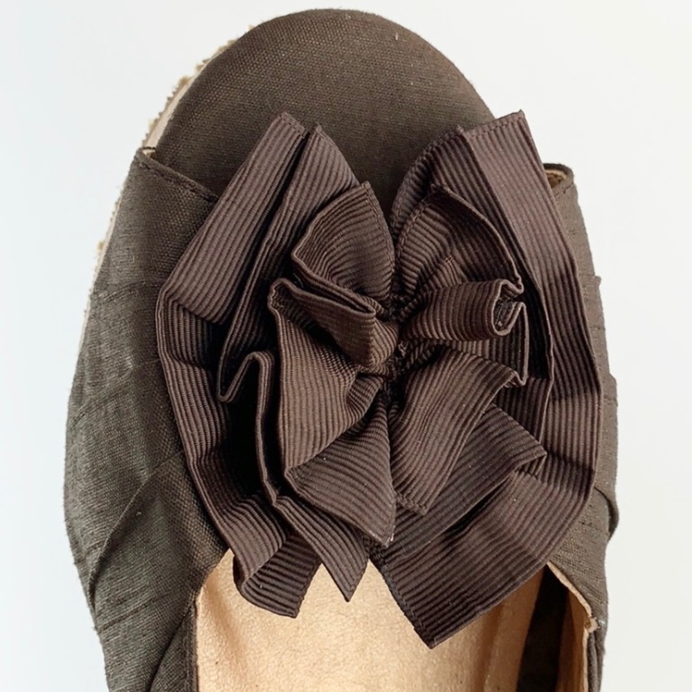 Chinese Laundry Ilena Flower Peep-Toe Wedge Sandals – Brown | Feminine | Cottage - Picture 4 of 8